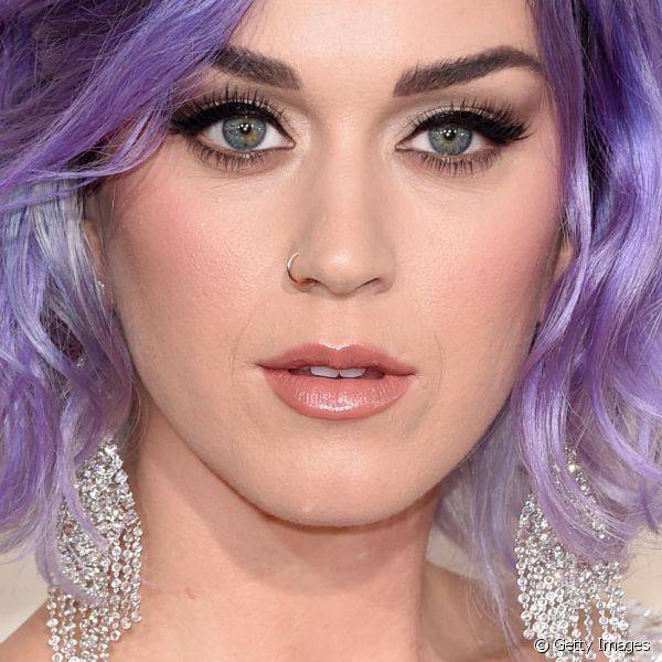 Katy Perry usou uma beleza simples e certeira com foco no delineador gatinho e batom nude com acabamento glossy